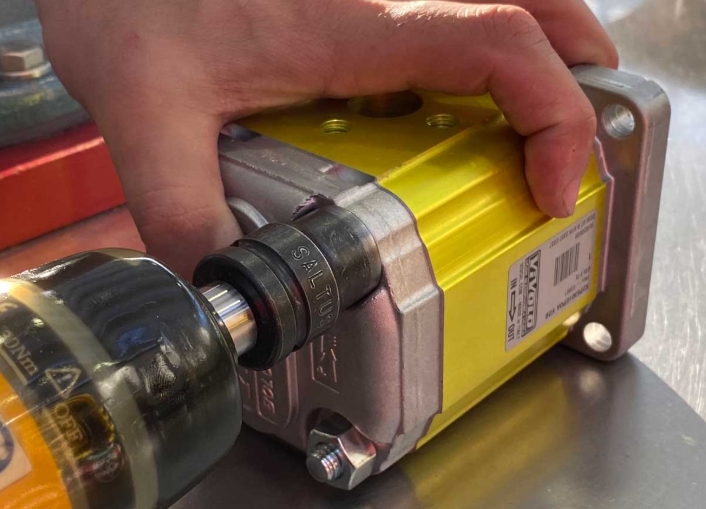 How To Reverse A Hydraulic Motor?