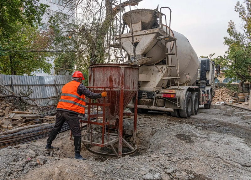 How A Concrete Mixer Truck Works?