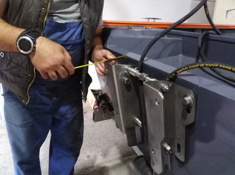 How To Fix A Hydraulic Lift on An Outboard Motor?